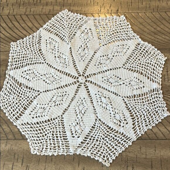 Elegant Vintage 1970s Handmade White Crochet Doilies Set - Picture 12 of 17